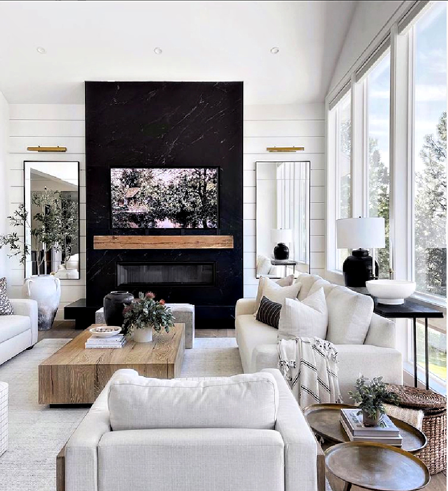 Υπέροχο living room με άσπρους καναπέδες, ξύλινα και μαύρα έπιπλα