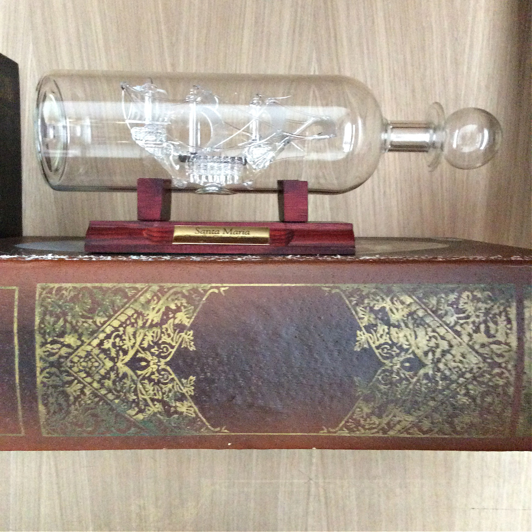 Παλιό βιβλίο, διακοσμητικό μπουκάλι σε ξύλινη βάση