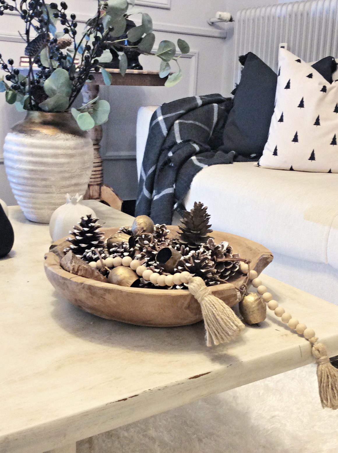 Ξύλινο διακοσμητικό μπολ με κουκουνάρια, ξύλινη γιρλάντα και μπρούτζινα κουδουνάκια, ιδέες χειμωνιάτικης διακόσμησης μετά τα Χριστούγεννα