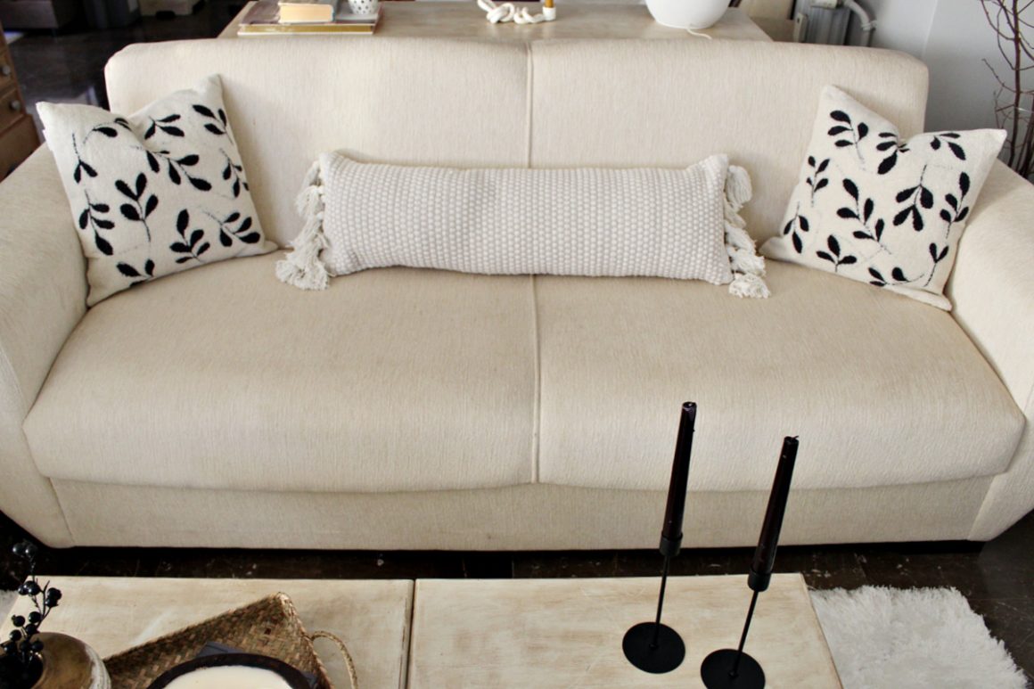 DIY μαξιλάρι από χαλί μπάνιου, λευκός καναπές, μαξιλάρια με φύλλα