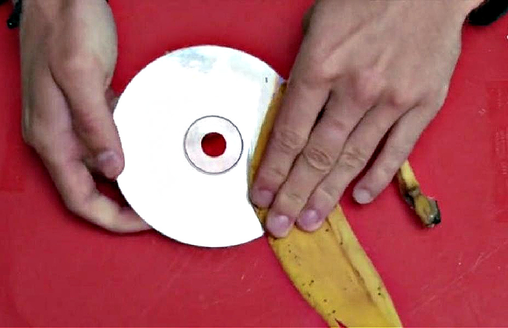 Πως να σβήσουμε τις γρατζουνιές πάνω από ένα CD με την χρήση μπανανόφλουδας