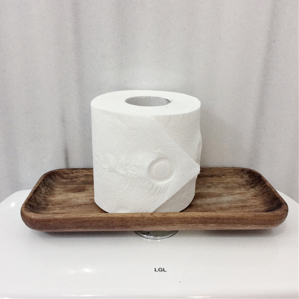 Χαρτί τουαλέτας πάνω σε ξύλινο δισκάκι