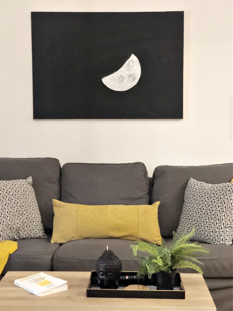 Γκρι καναπές, πίνακας φεγγάρι