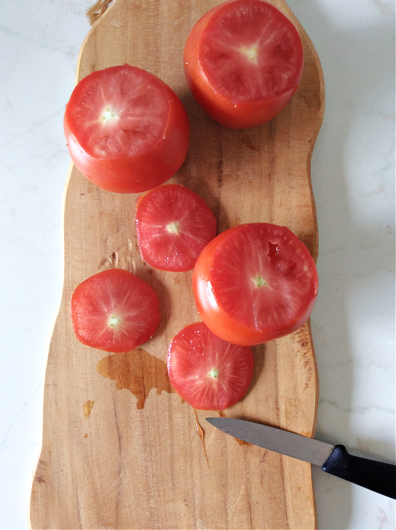 Προετοιμασία για συνταγή ντομάτες γεμισμένες με τόνο