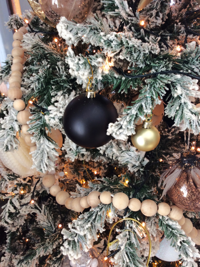 Διακόσμηση χριστουγεννιάτικου δέντρου, μαύρη χριστουγεννιάτικη μπάλα