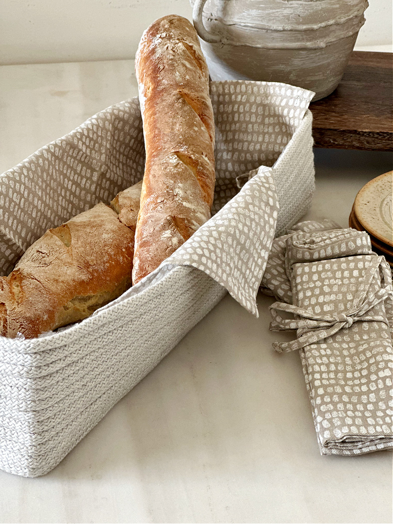 Χειροποίητη ψωμιέρα από σχοινί και γαλλικό ψωμί