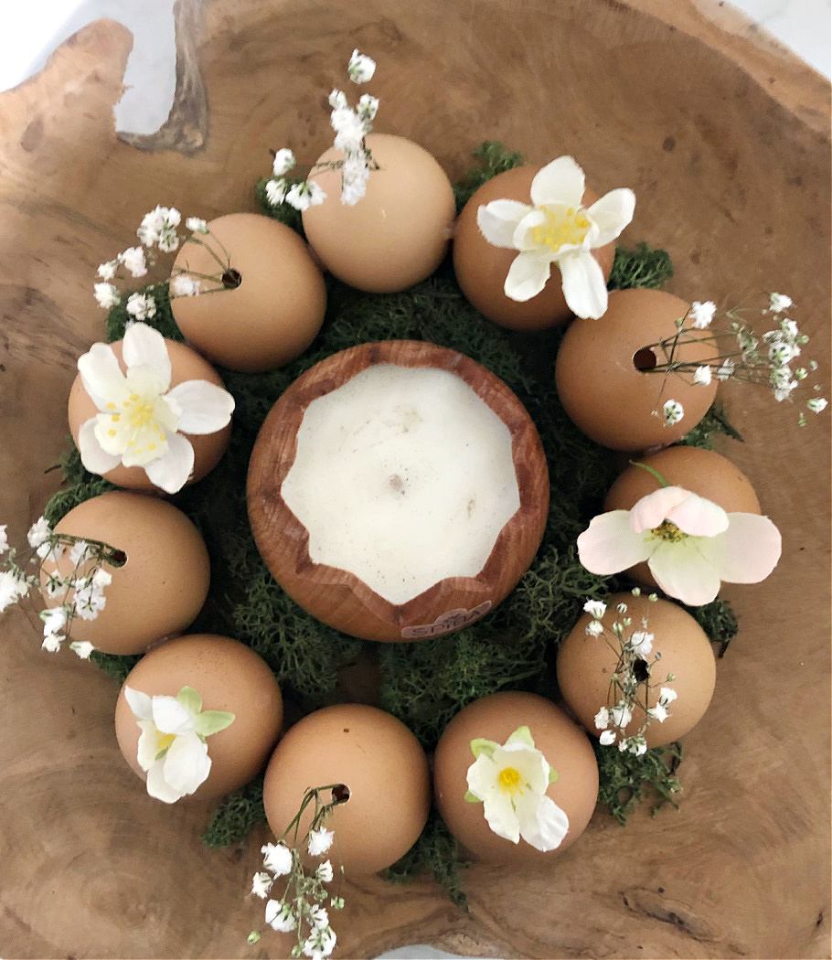 Πασχαλινό στεφάνι από αυγά με λουλούδια