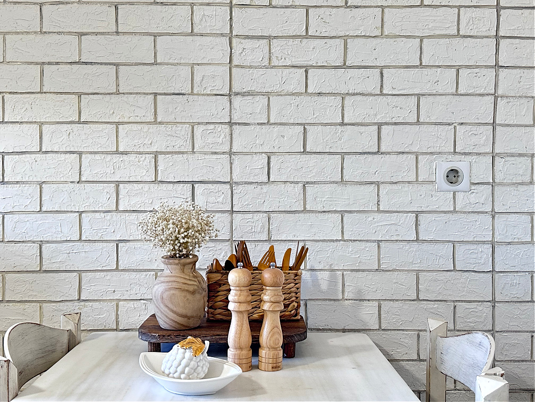 Ανακαίνιση κουζίνας, τοίχος με ψεύτικο τούβλο