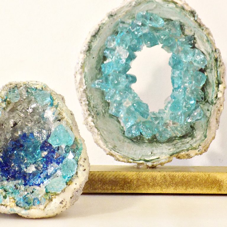 Πέτρες γεώδια από πηλό και κρύσταλλα