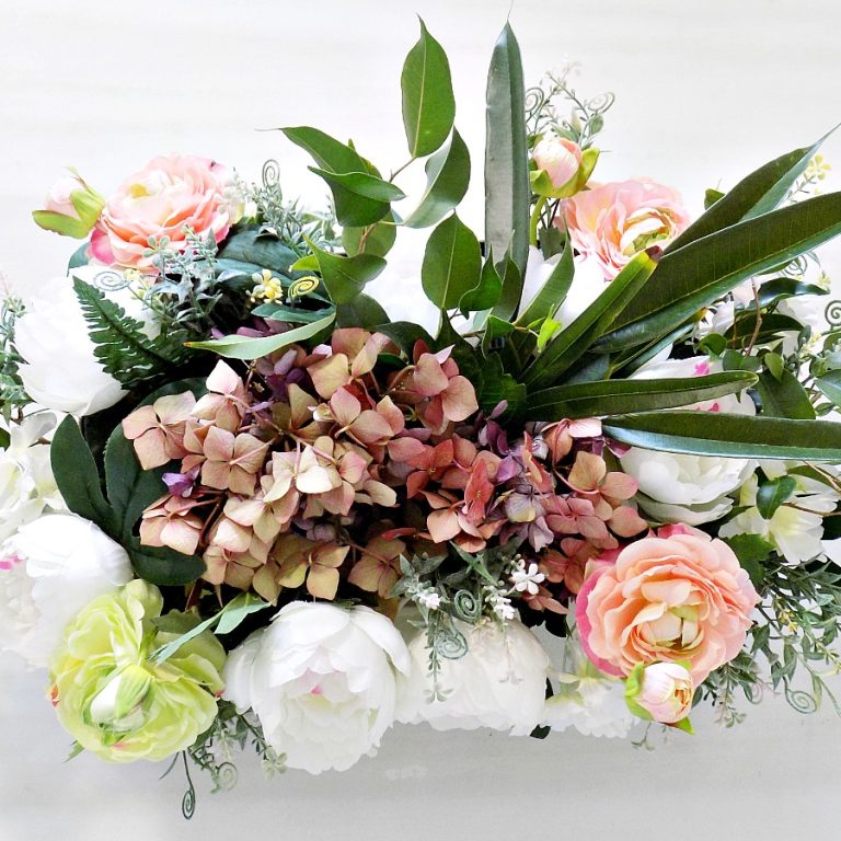 Ανθοσύνθεση με αληθινά και ψεύτικα λουλούδια