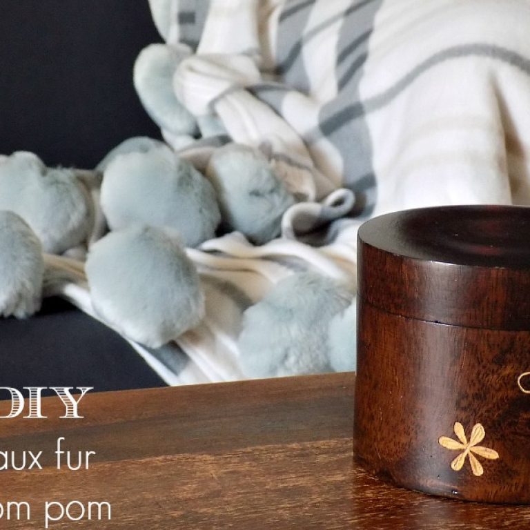 Κουβέρτα καναπέ με diy γούνινα πομ πομ