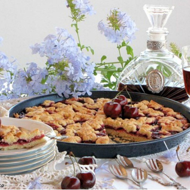 Τάρτα με γέμιση κεράσια και κραμπλ,