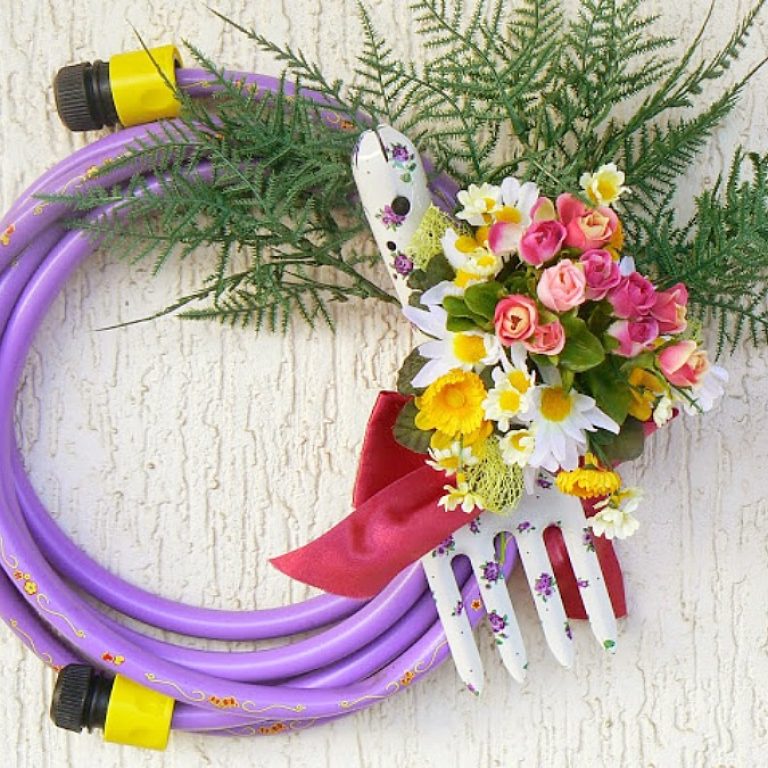Ανοιξιάτικο στεφάνι από λάστιχο ποτίσματος