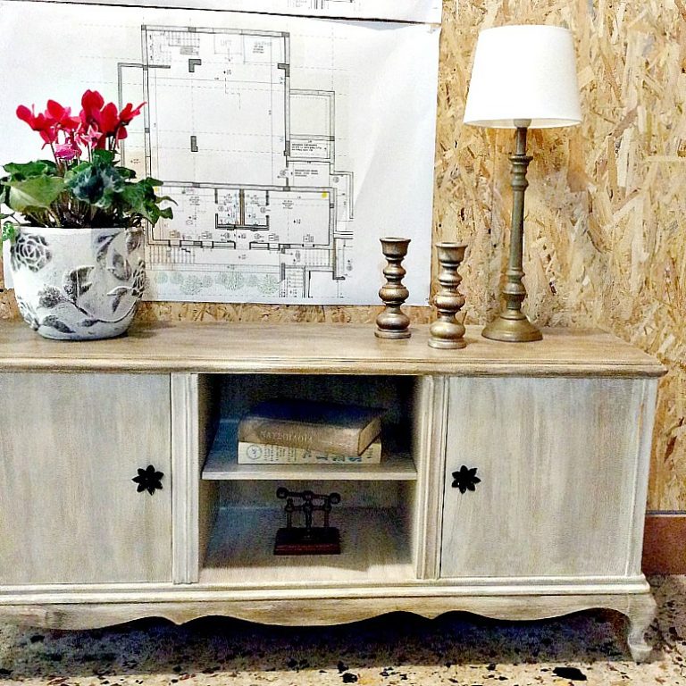 Μεταμόρφωση vintage τουαλέτας σε έπιπλο TV