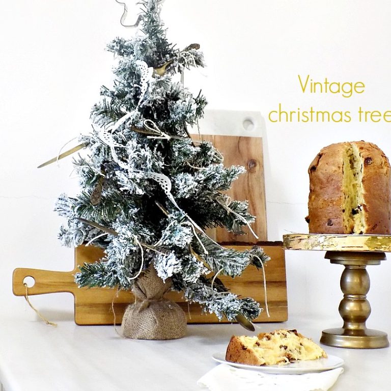 Vintage χριστουγεννιάτικο δέντρο στην κουζίνα