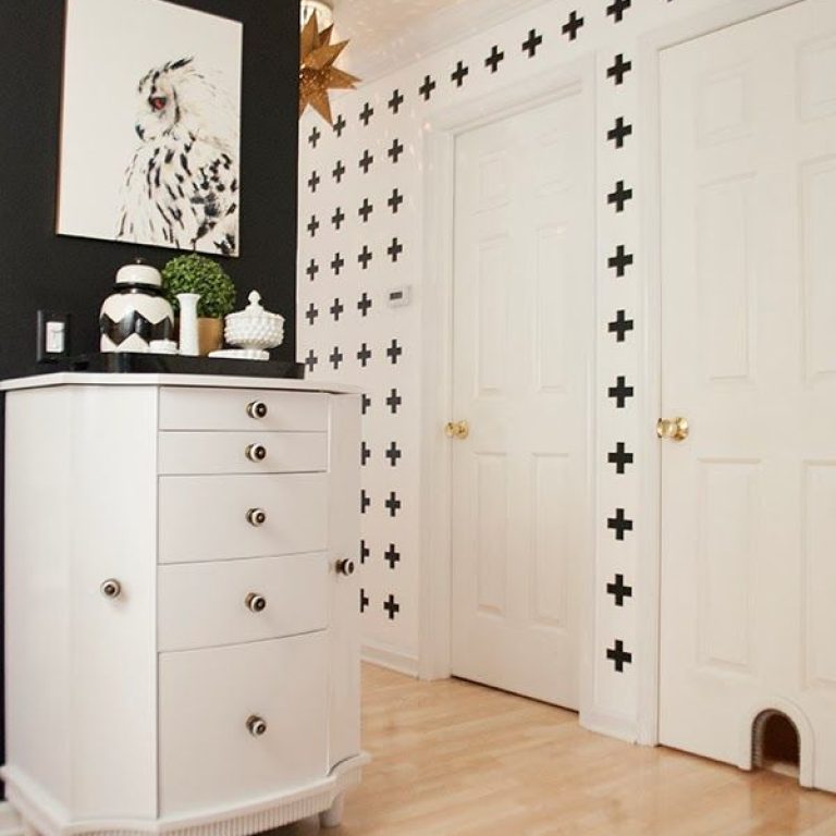 white_wall_with_black_crosses11