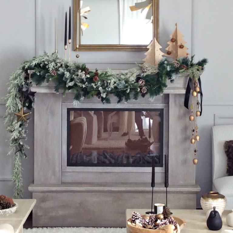 Κομψή χριστουγεννιάτικη διακόσμηση στο τζάκι