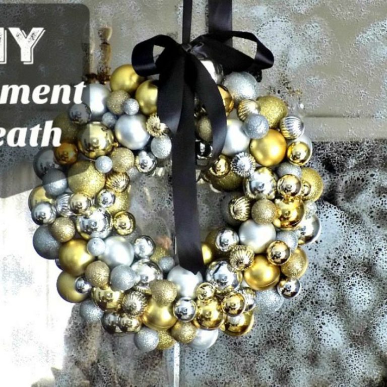 Λαμπερό χριστουγεννιάτικο στεφάνι από μπάλες